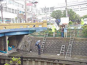 橋の下にあるEボート乗船場所に梯子が立て掛けられている写真