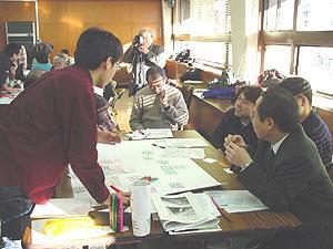 グループごとに座って議論している様子の写真