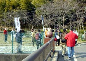 極楽橋付近に散らばっている参加者の写真