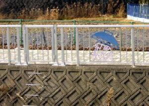 川に降りるための柵に取り付けられた扉の写真