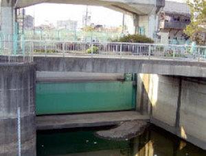 コンクリートで覆われたポンプ場の中に水が溜まっている写真