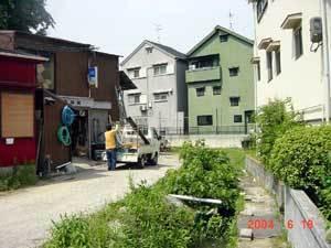 茨田の樋までの通路沿いに、水路と住宅地が建ち並んでいる写真