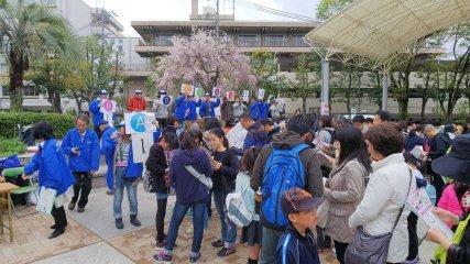 たくさんの参加者の人達が列をつくり並んでいる写真