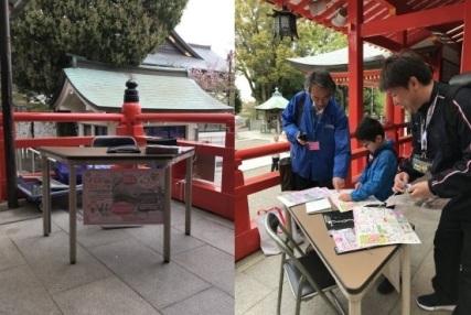左:スタンプ台が設置されている写真、右:スタンプを押しているお父さんと、関係者の人に押印場所を教えてもらっている男児の写真