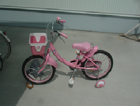 ピンク色の幼児用(補助輪付き、18インチ )の自転車