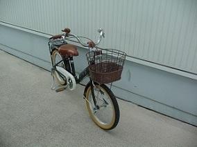 カゴとサドルが茶色で本体が白色の幼児用(16インチ )の自転車