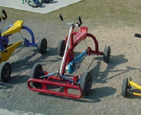 F1レース車の形に似ている低い車体の赤色のF2サイクルの写真
