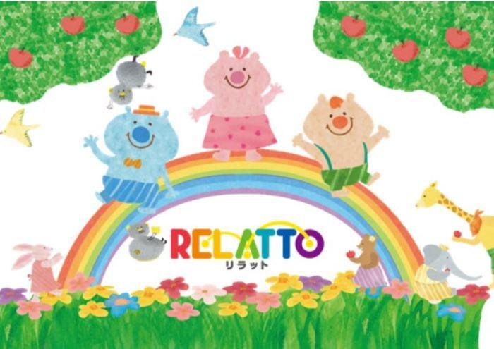 RELATTOの文字と虹の上にいるリット、ララ、トットのイラスト