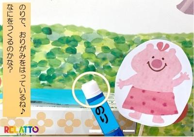 のりで、おりがみをはっているね。なにをつくるのかな?と書かれたイラスト