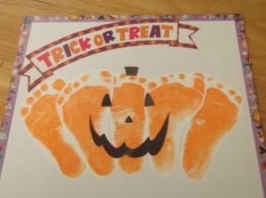 TRICK OR TREAT と書いてあり、足形で作ったかぼちゃに顔が描いてあるカードの写真