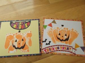 オレンジ色の子供の足形を切り貼りしてかぼちゃに見立てたカードの写真