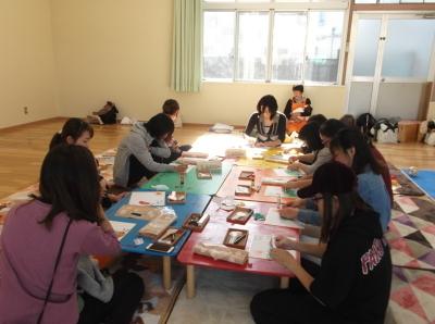 足形アートを成作している、赤ちゃん教室に参加した母親たちの写真