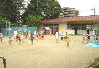 赤い屋根の園舎、水遊びをしている園児や遊具のある園庭で遊んでいる園児たちの写真