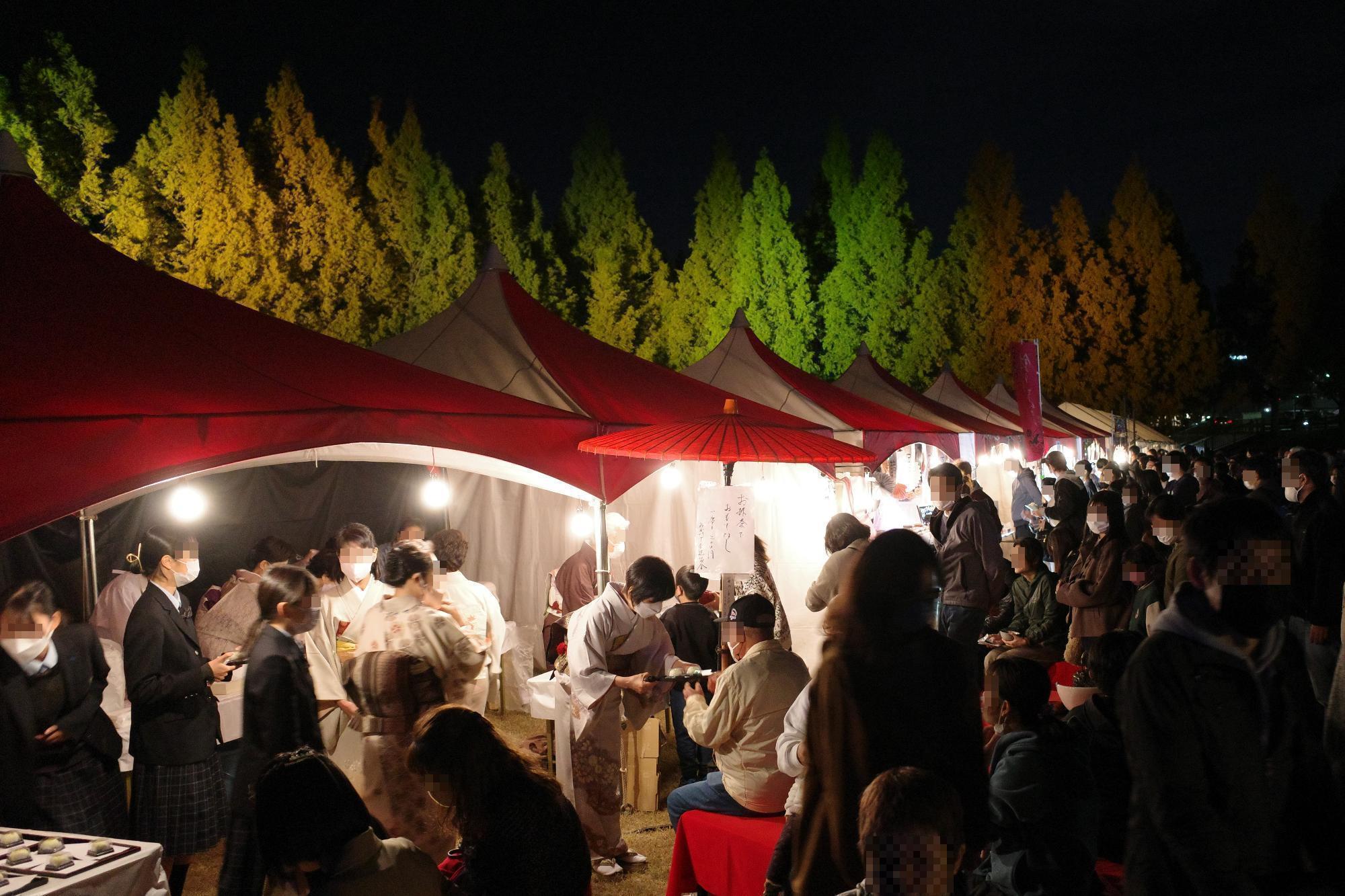 飲食店テントの前が、お客様でにぎわっています