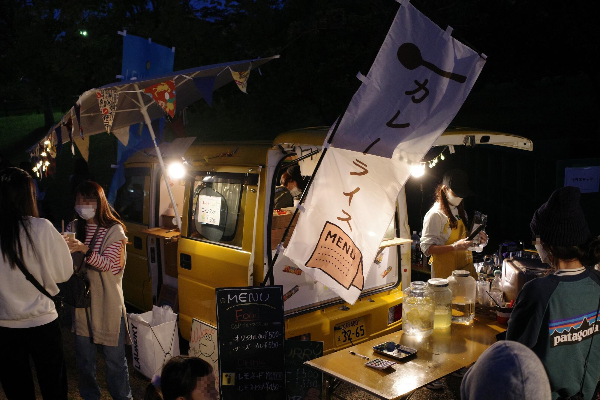 キッチンカーで食べ物や飲み物が売られています
