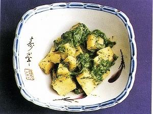 たけのこの木の芽あえがお皿に盛られている写真