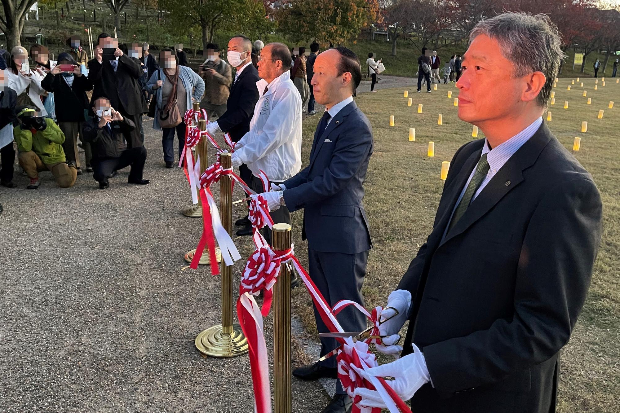 ランタンの広場入口での市長や議長がたによるテープカットの瞬間です