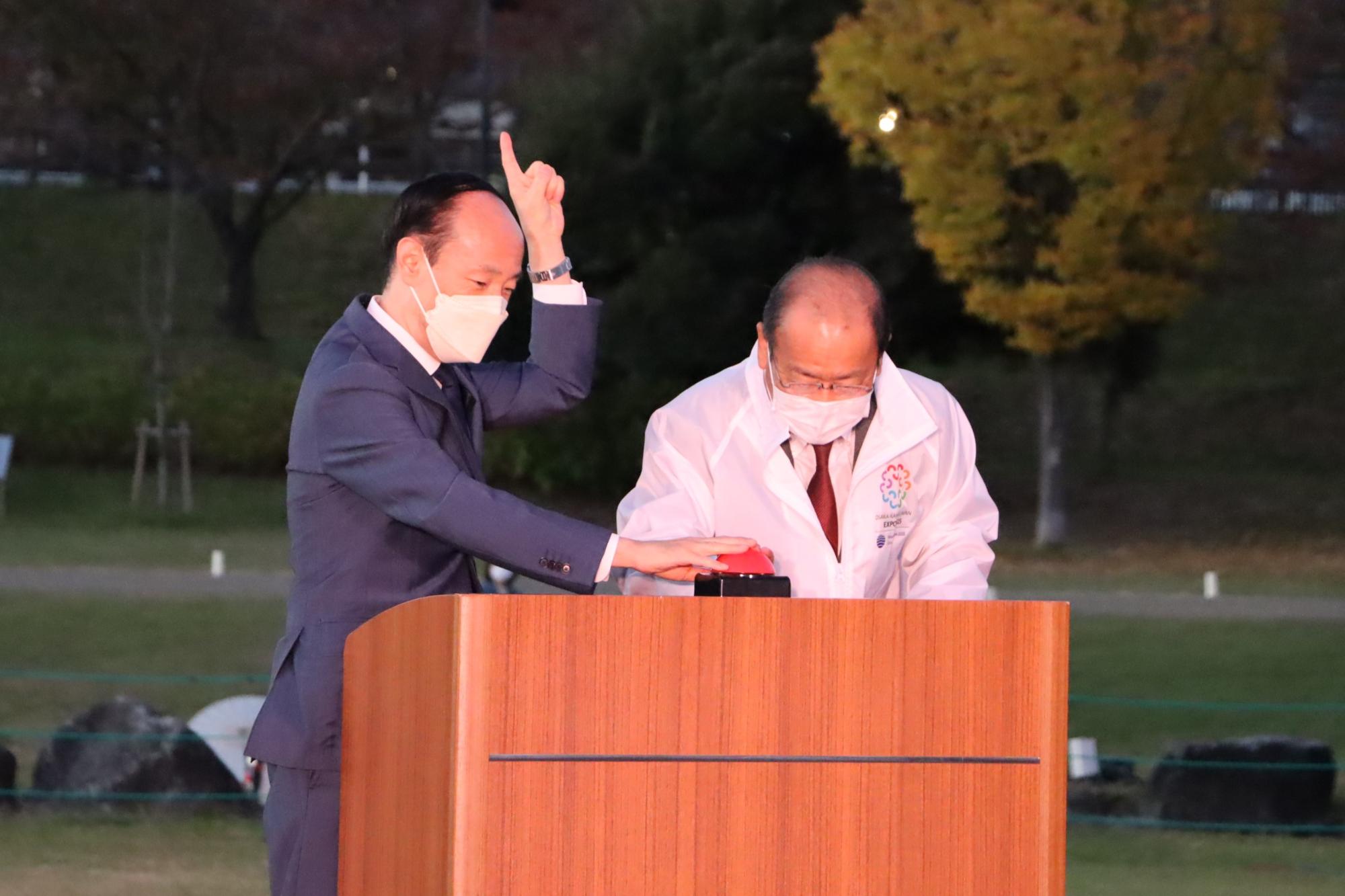 市長と市議会議長によるライトアップのボタン押下の瞬間です
