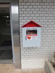 庁舎別館出入口の外壁に設置されたAEDボックスの写真