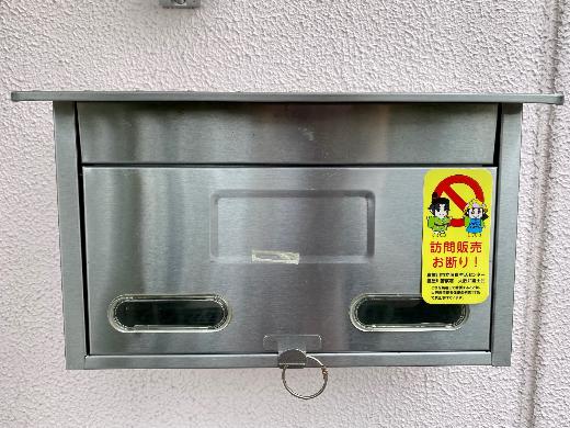 訪問販売お断りシールを貼ったポスト