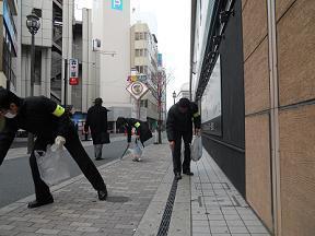 トングを使ってゴミを集めている枚方信用金庫寝屋川支店の方々の写真