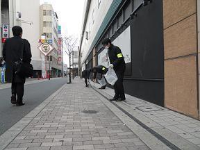 歩く人の為に道端によけながらゴミ拾いをする枚方信用金庫寝屋川支店の方々の写真