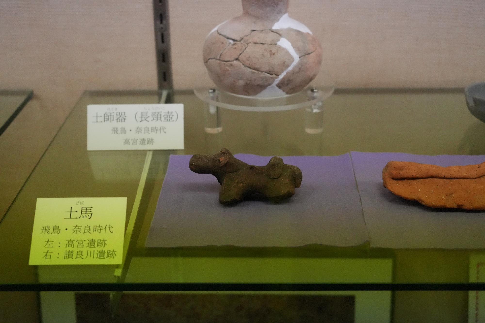 埋蔵文化財資料館に展示されている土馬