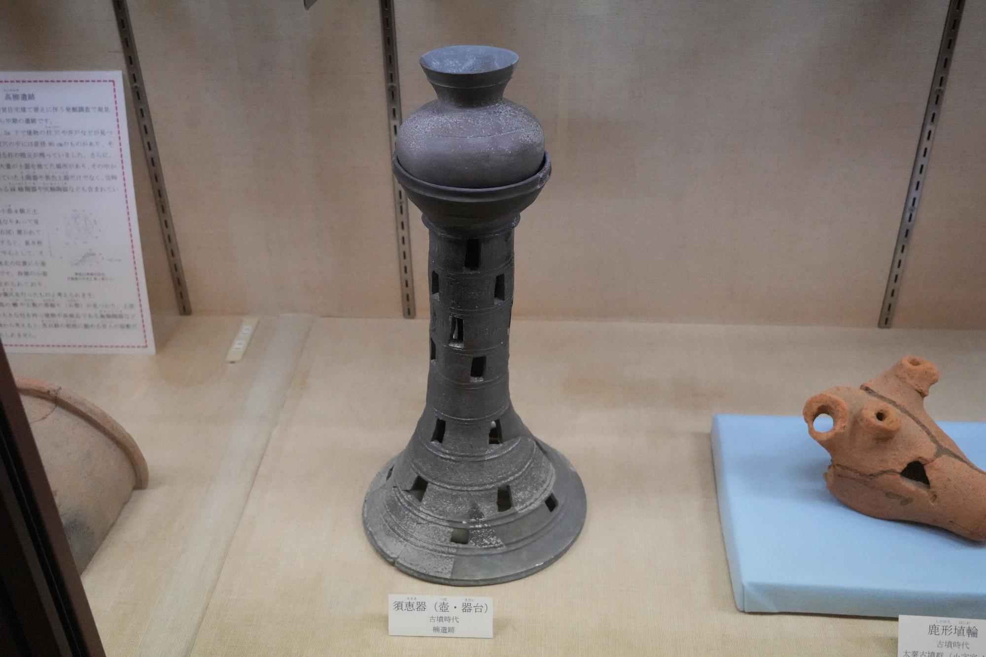 埋蔵文化財資料館に展示されている須恵器