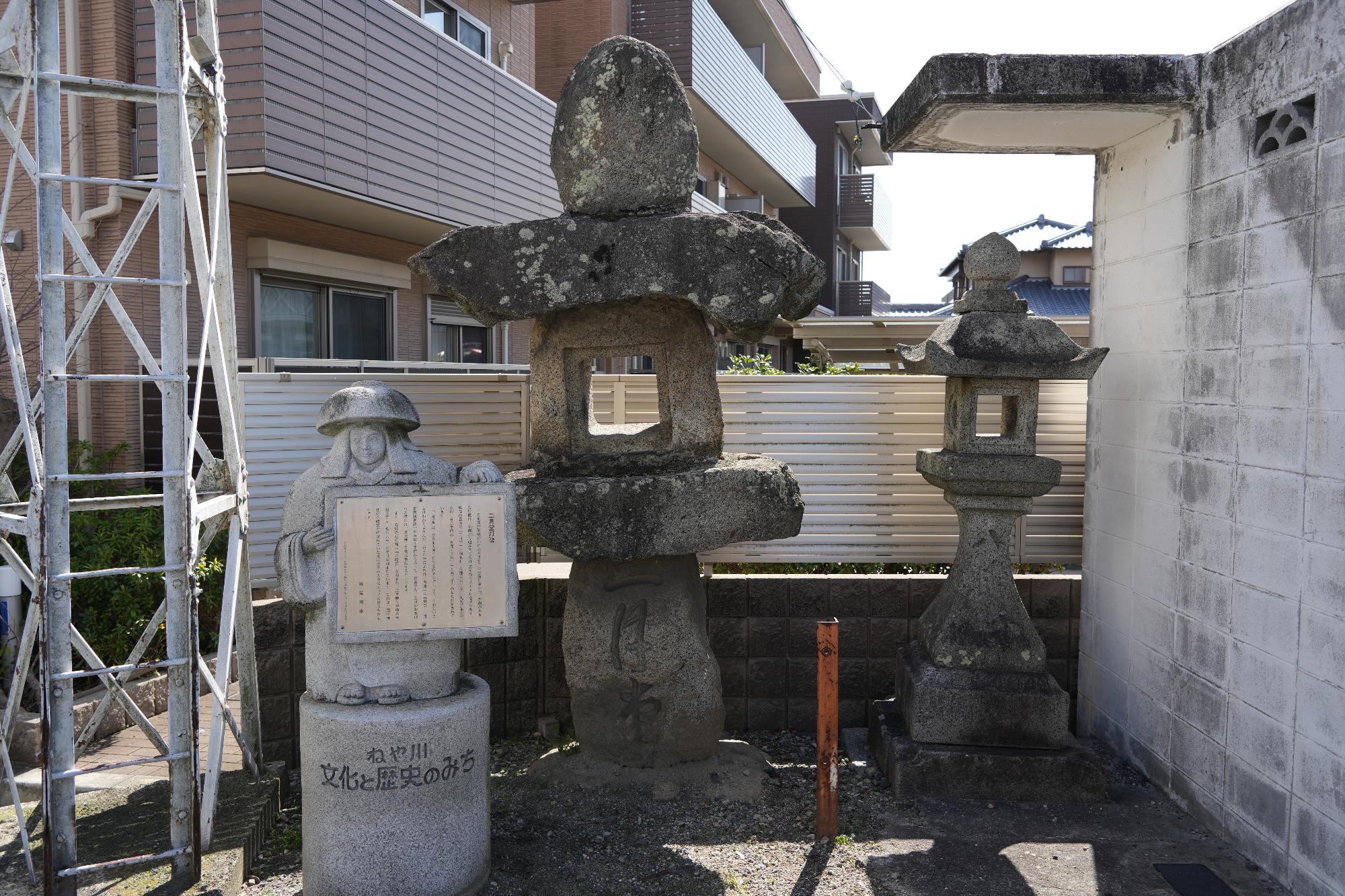 二月堂灯篭とその前にたつ鉢かづき像