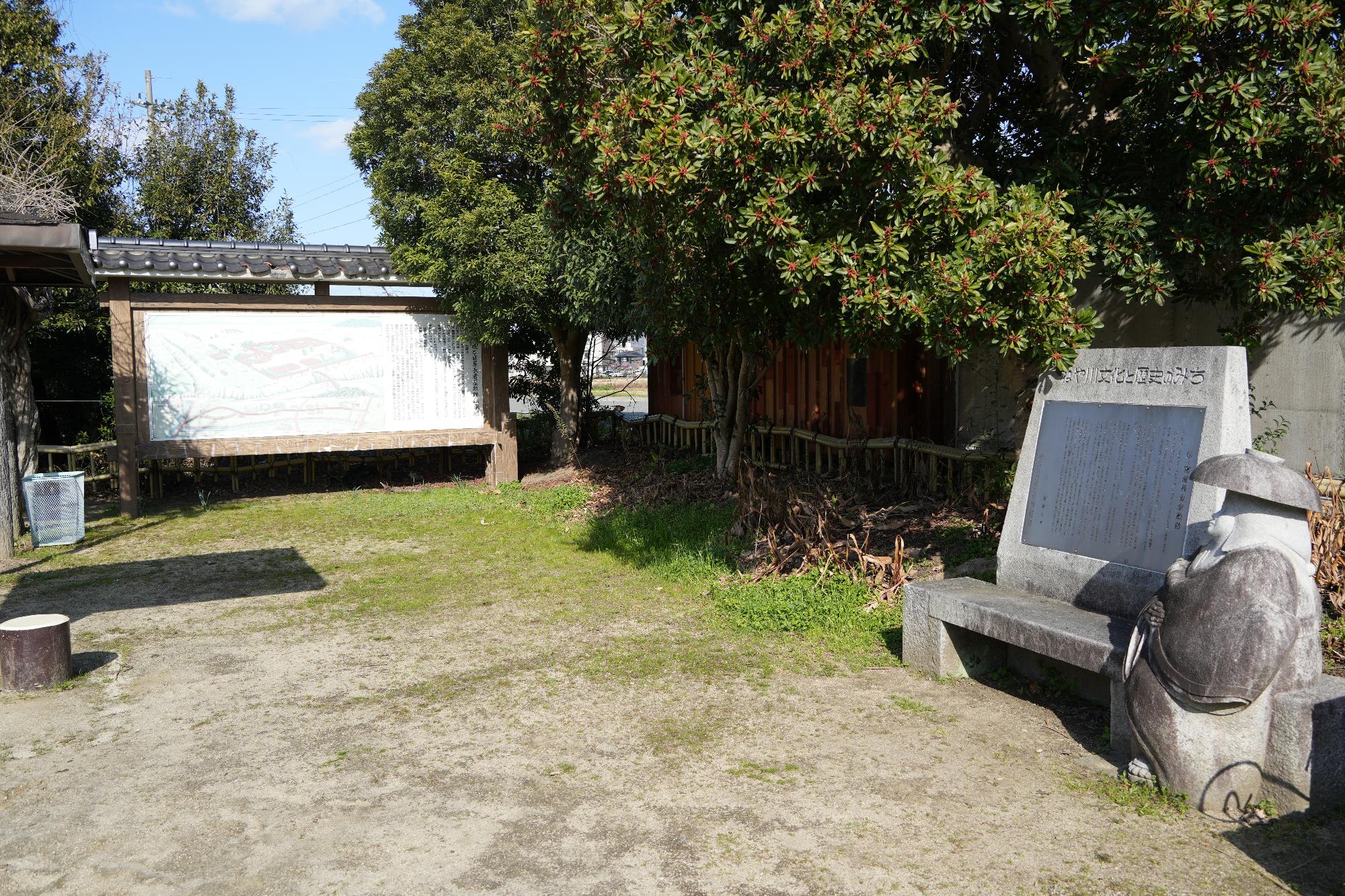 寝屋長者屋敷跡の看板と鉢かづき像