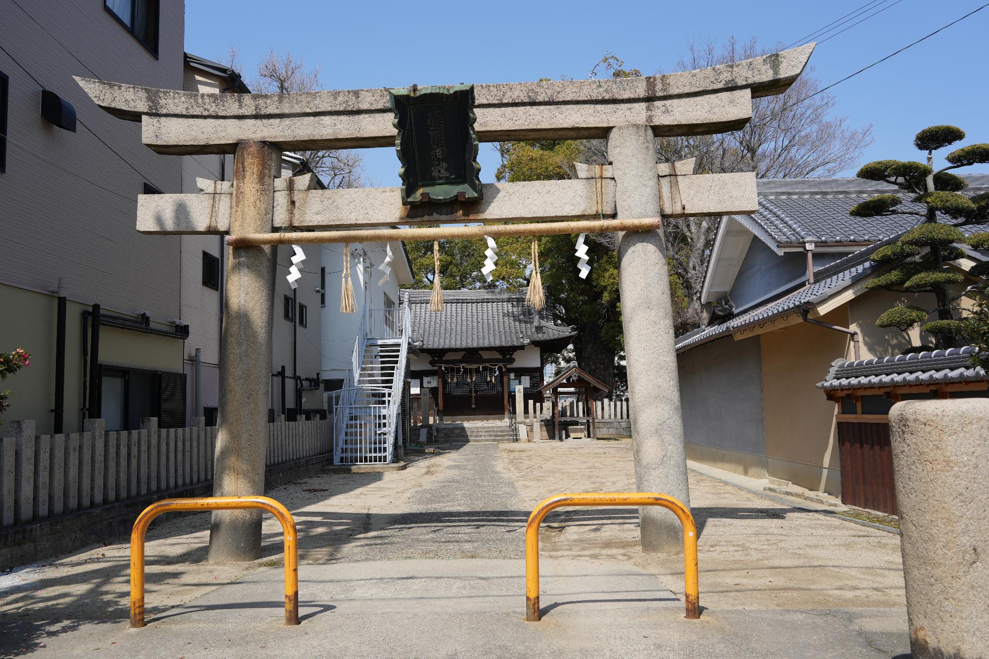 鶯関神社の鳥居と本殿