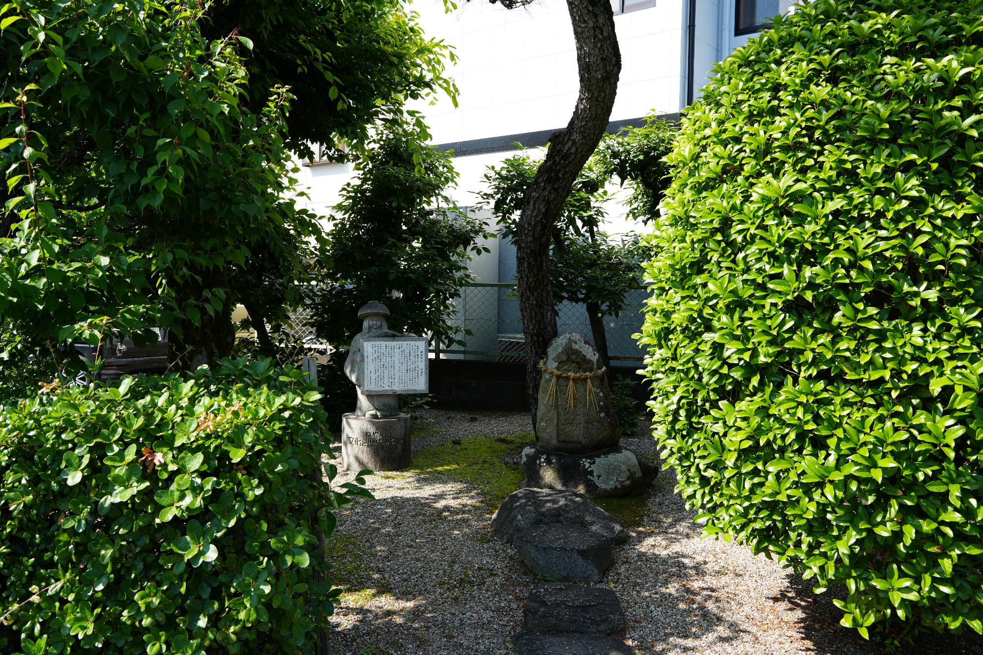 池田川村の野神さんの植え込み外から見た写真