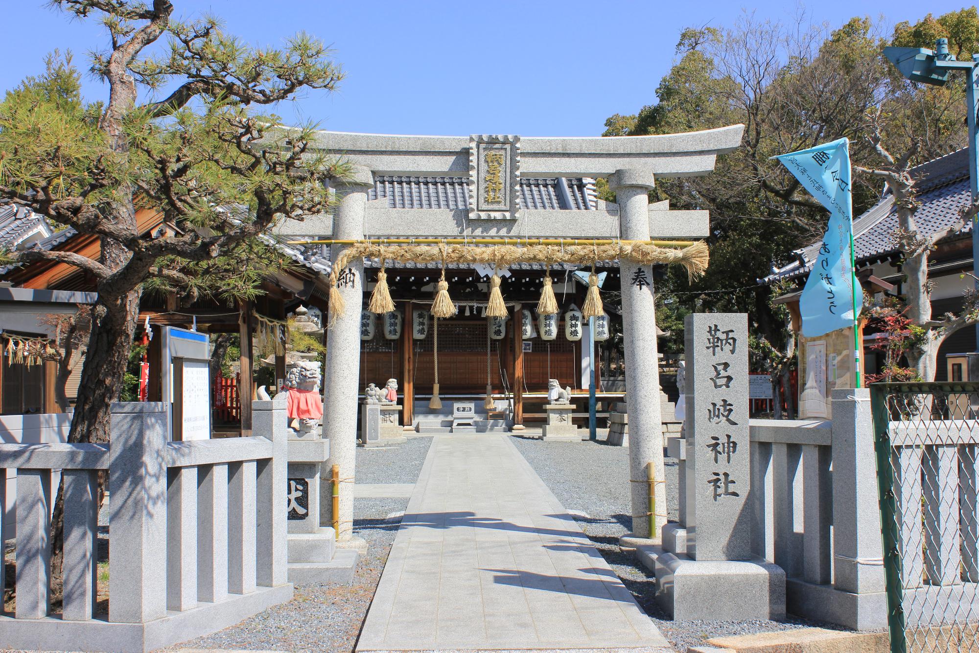 鞆呂岐神社鳥居と本殿