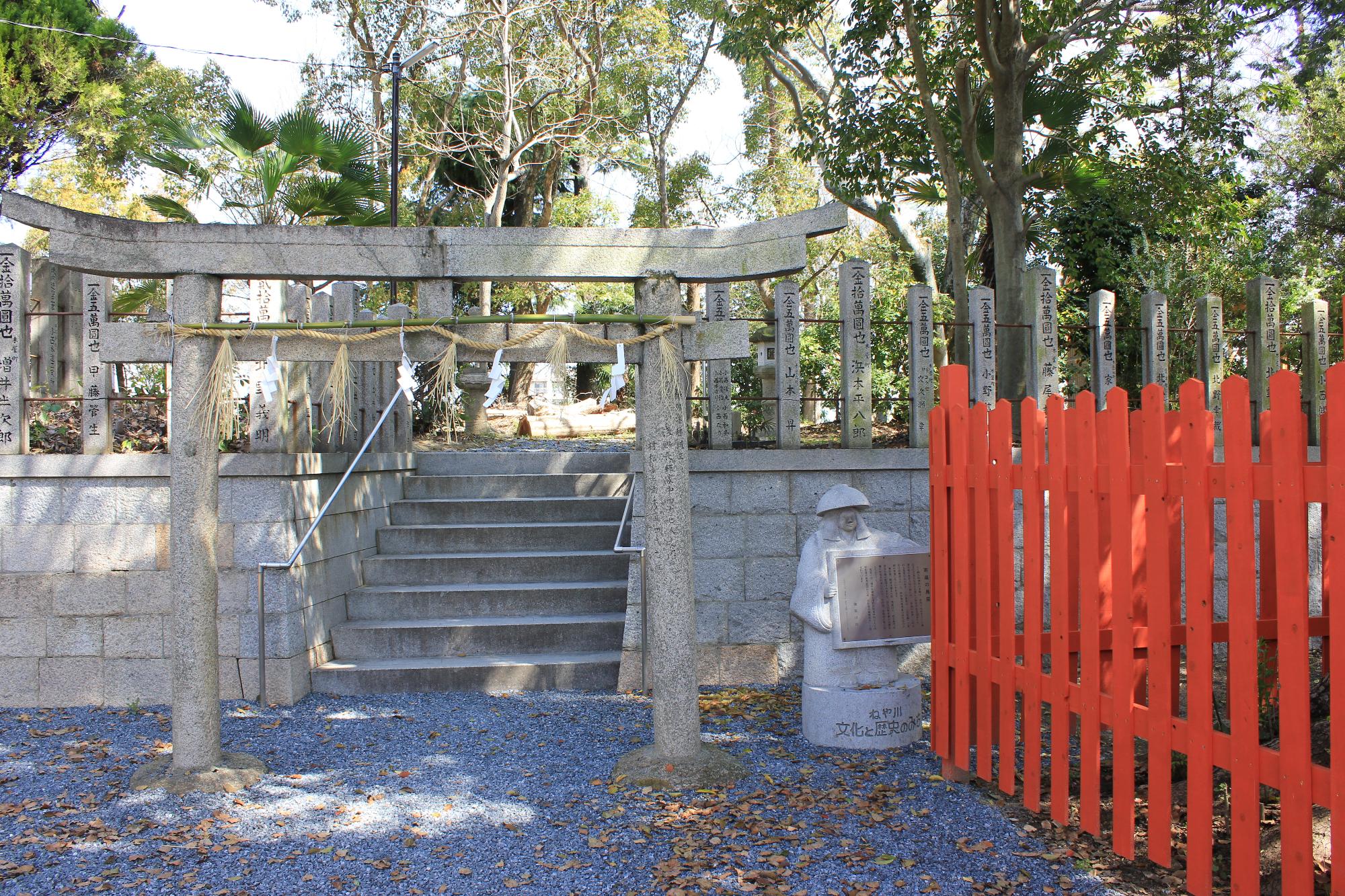 鞆呂岐神社境内にある「寄進の鳥居」