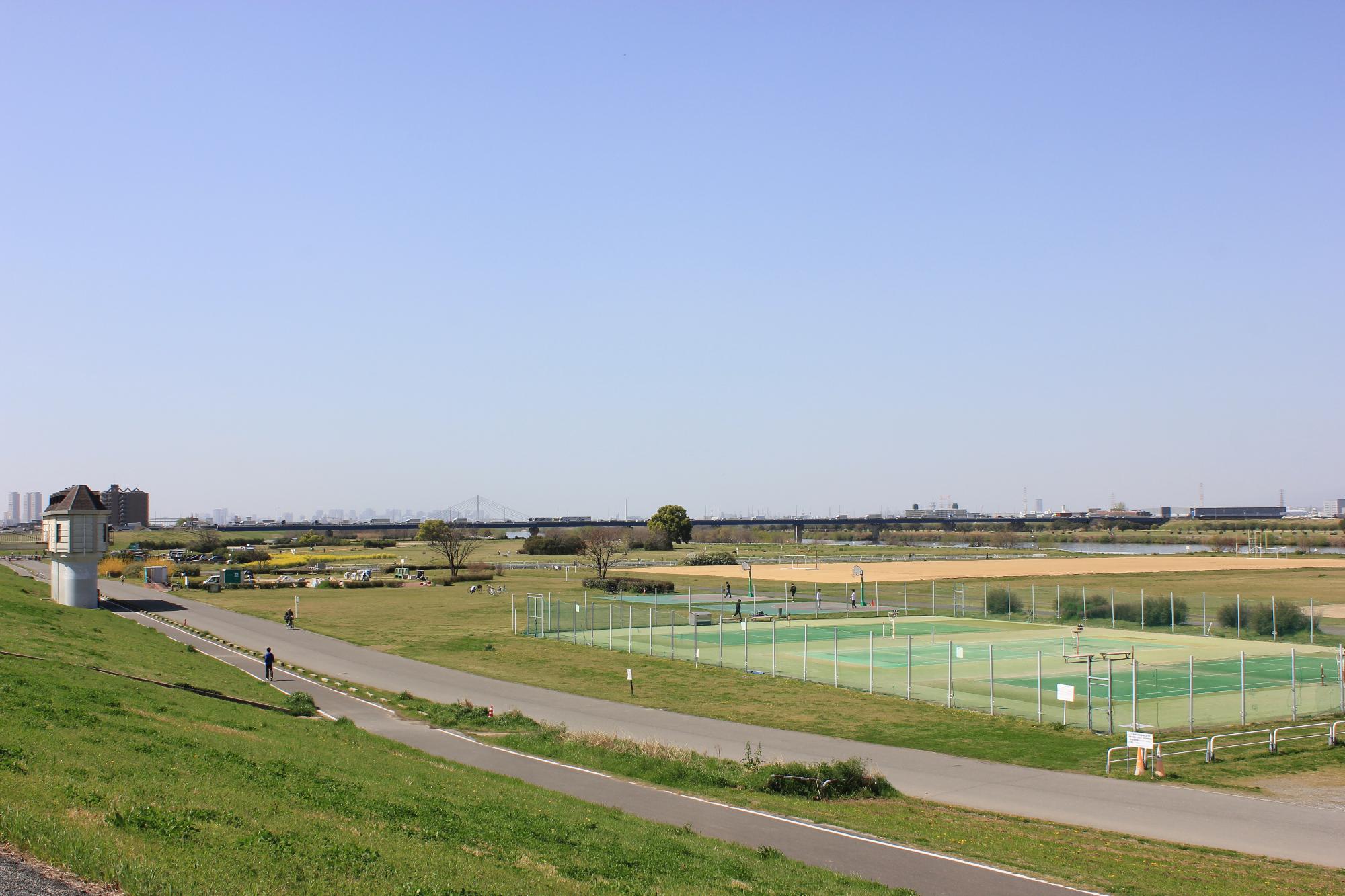 淀川河川公園を堤防からのぞむ