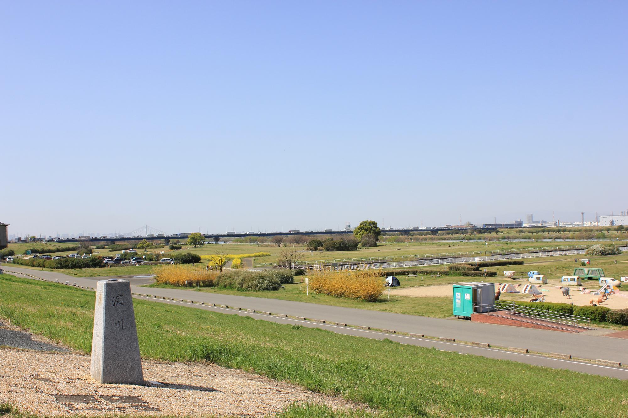 淀川河川公園を堤防からのぞむ