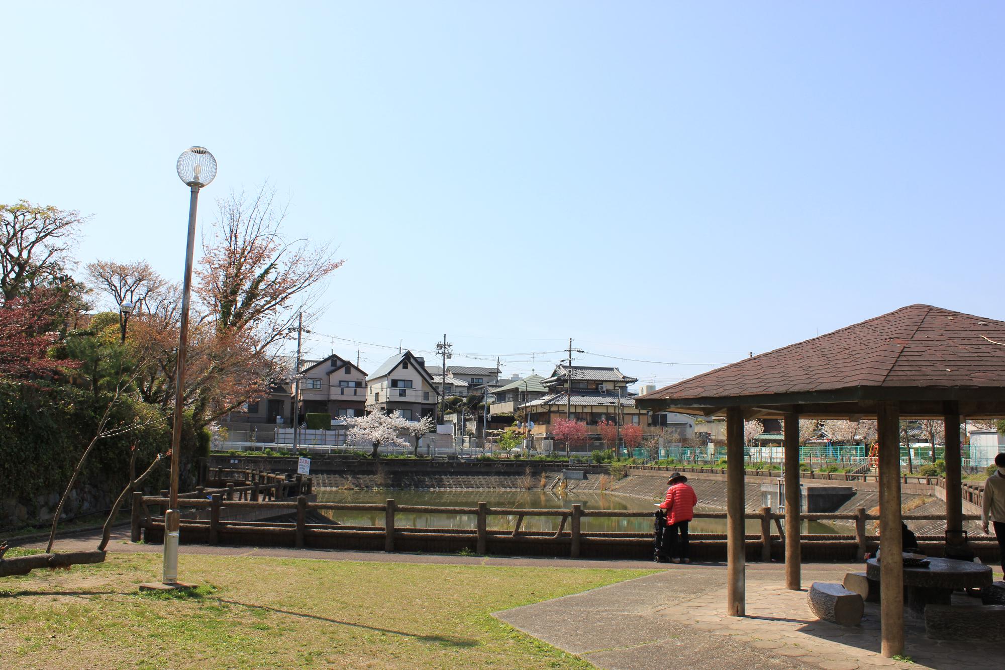 四方黒池を東屋側からみた写真