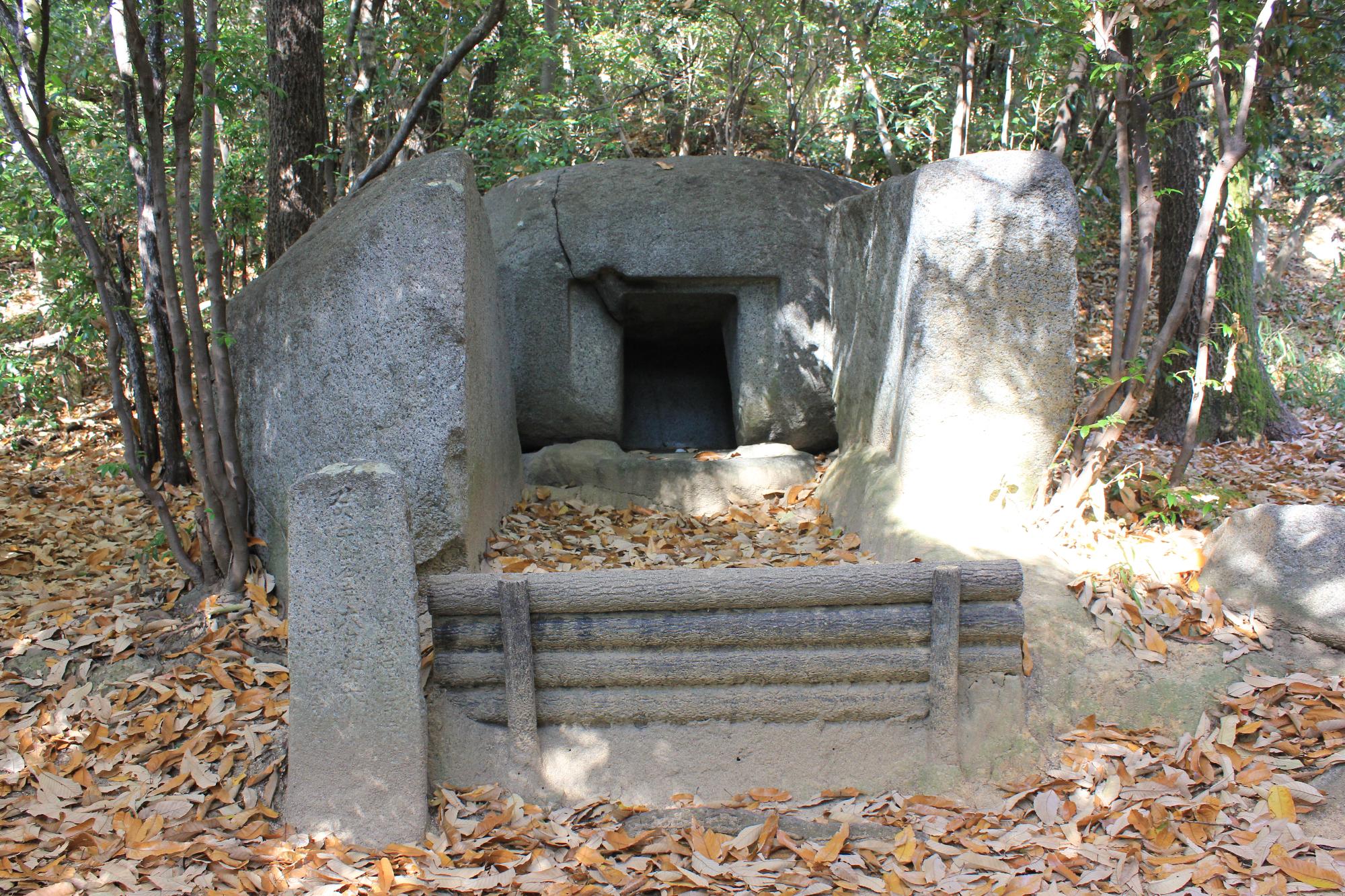 石宝殿古墳を正面から見た写真