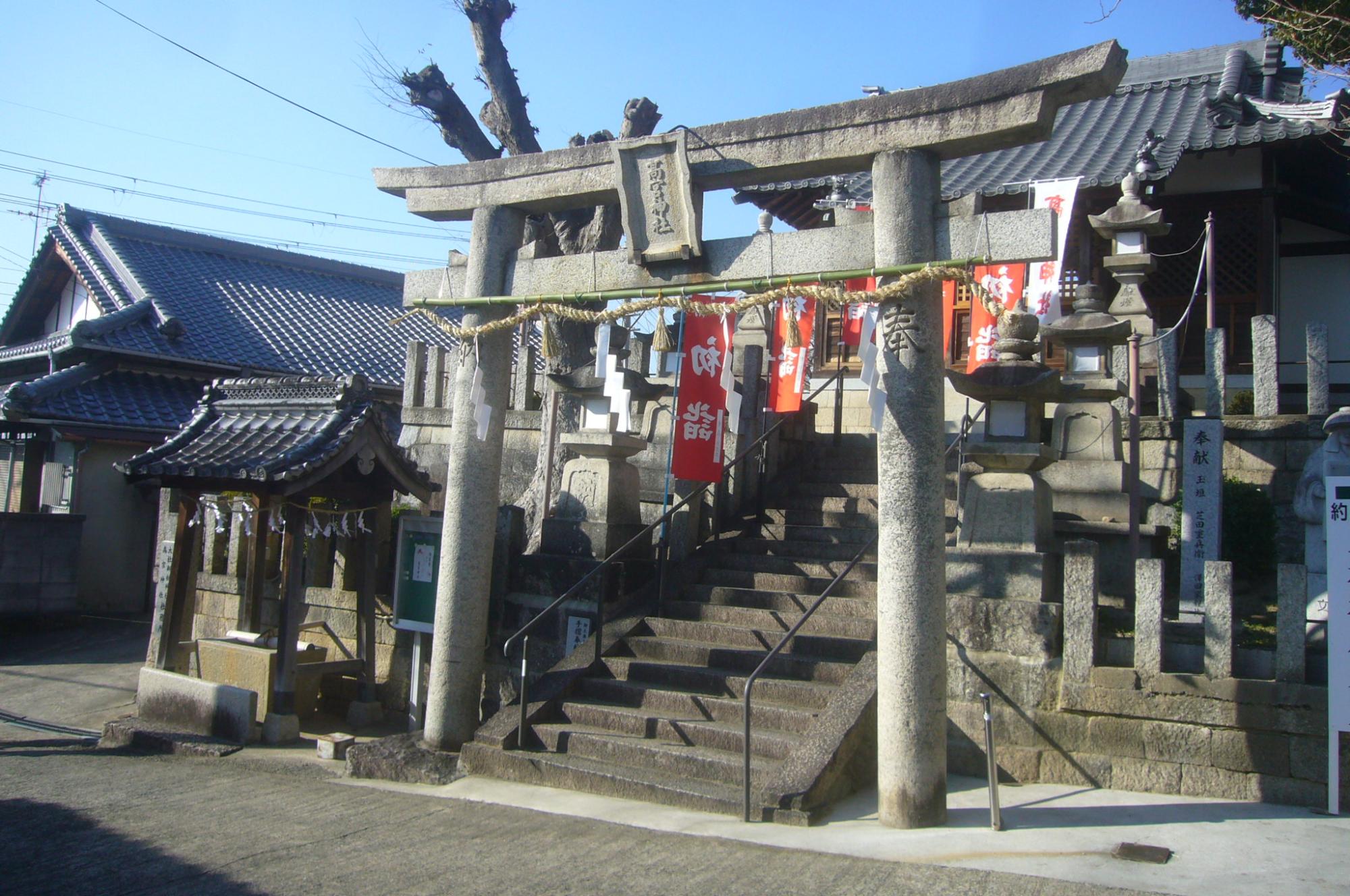 高宮神社の鳥居と本殿をななめから見た写真