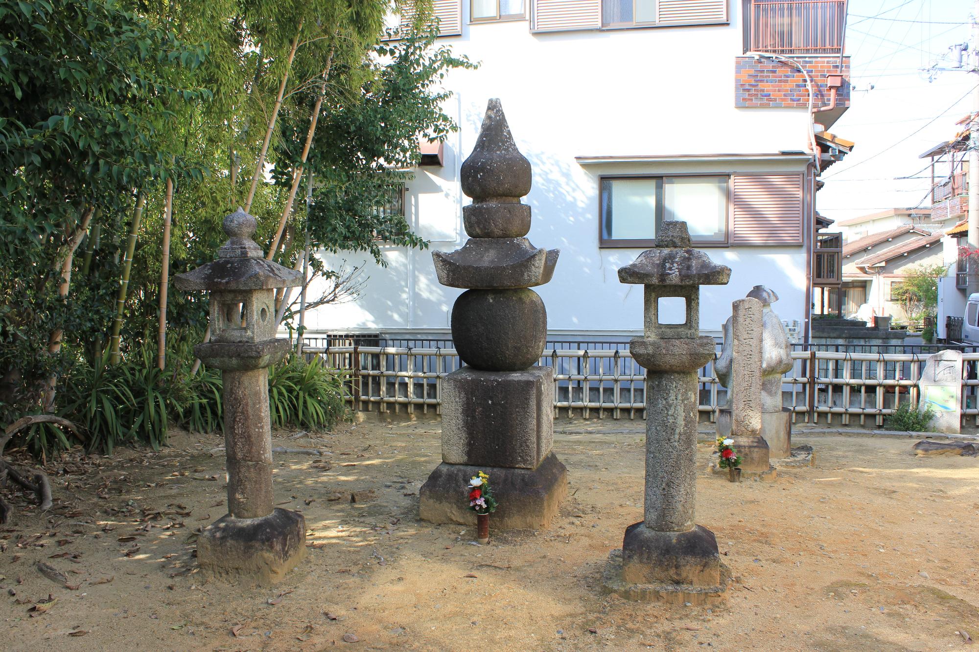 秦河勝の墓と伝わる場所に立つ五輪塔と灯篭