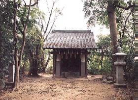 小さい祠の細屋神社の写真
