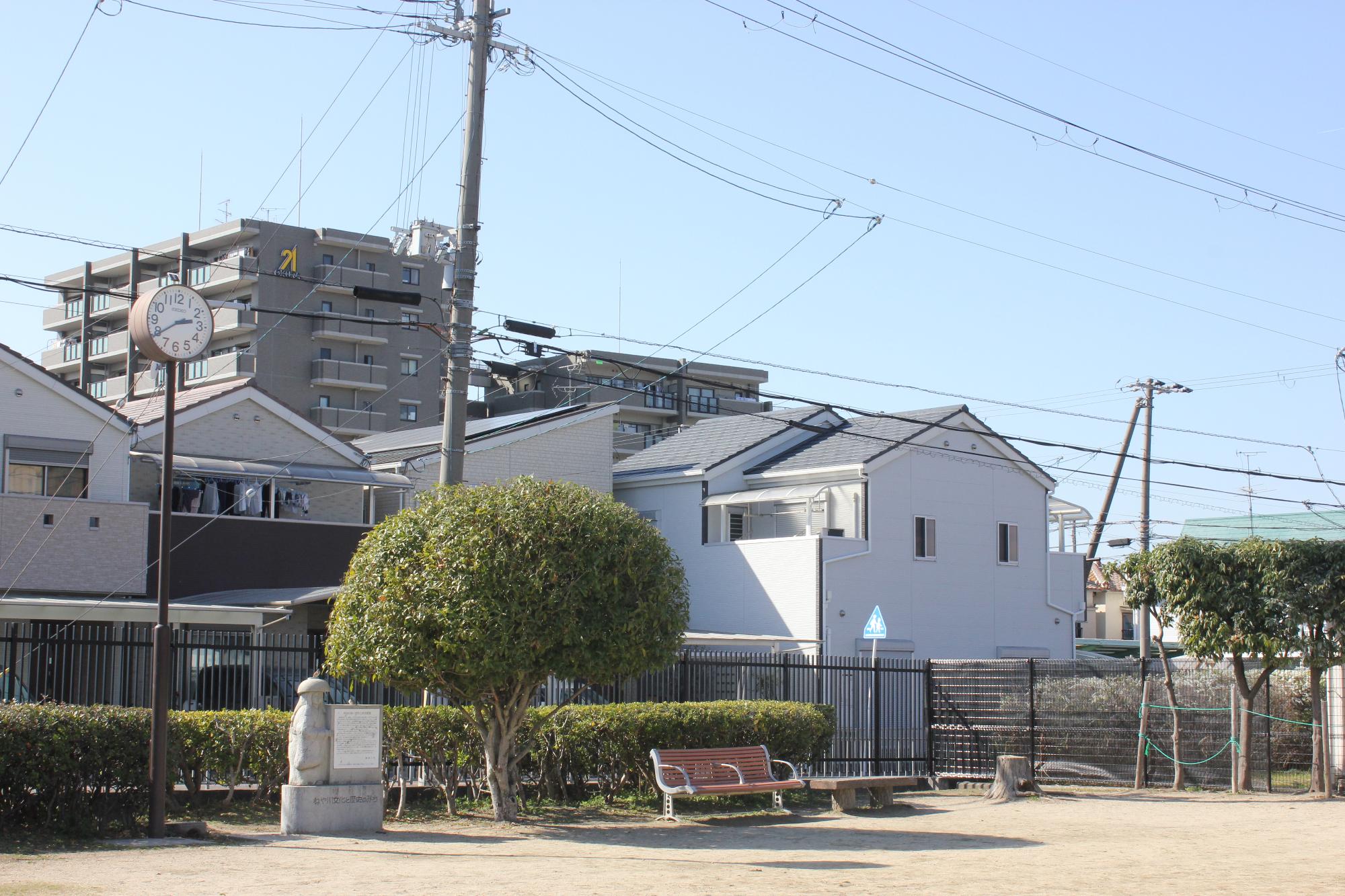 神田中央公園ベンチと鉢かづき像