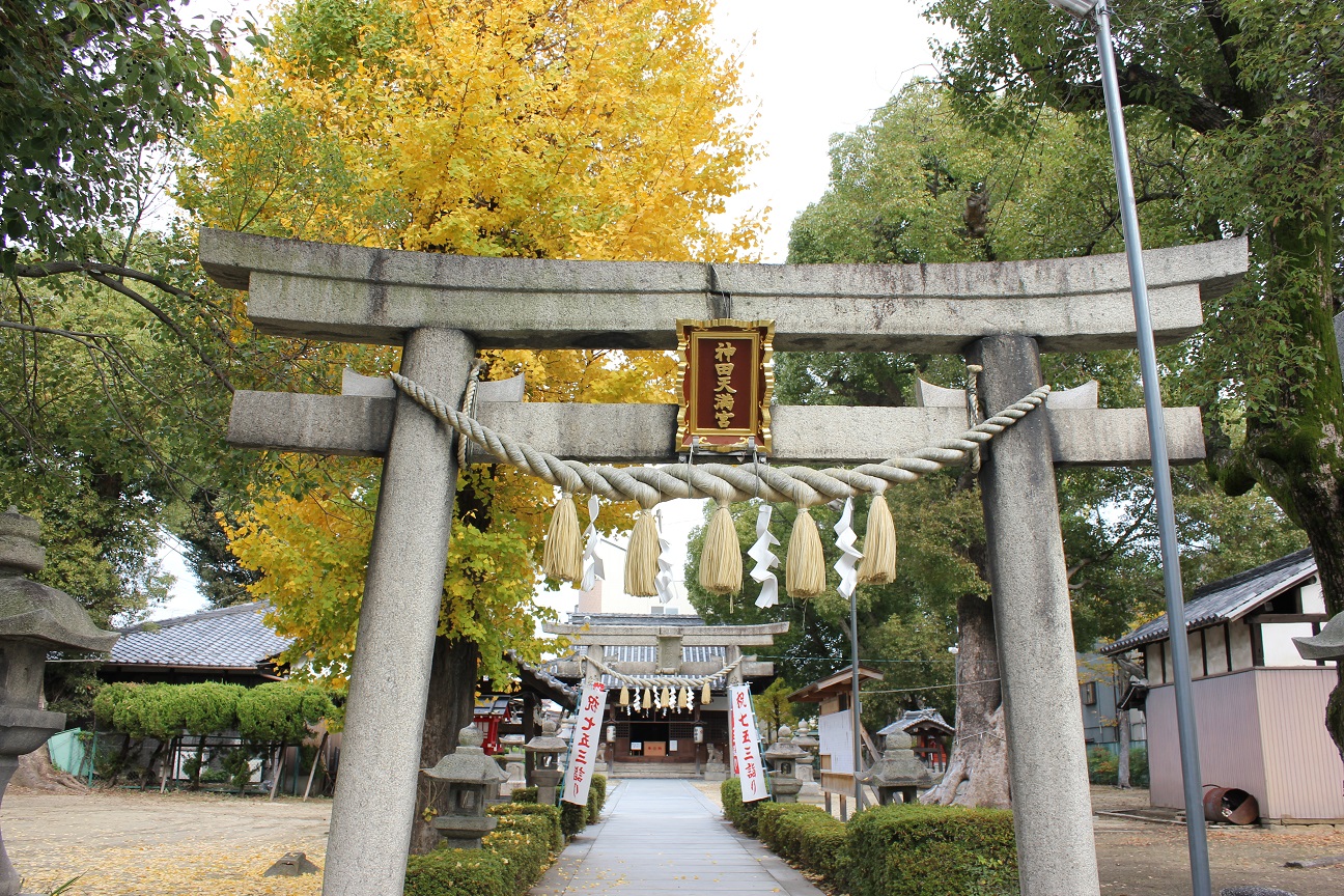 神田天満宮の石の鳥居その奥の本殿