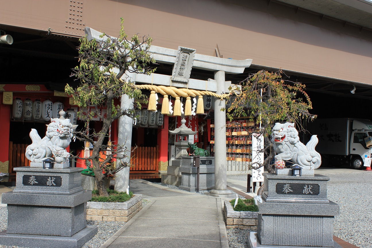 萱島神社の鳥居と本殿