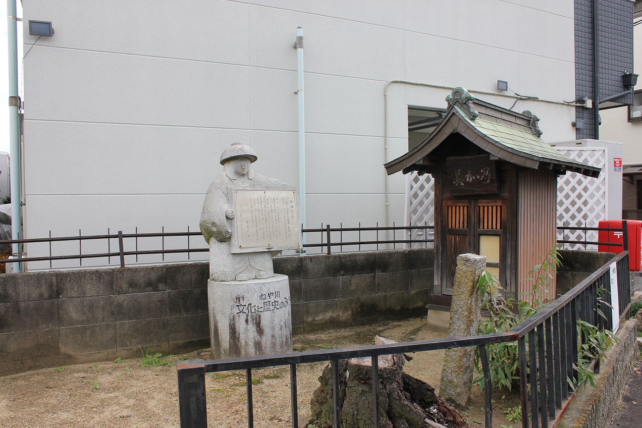 黒原の野神さんの祠と鉢かづき像
