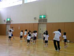 体育館の前列にスポーツリーダーズの方が並びその踊りを真似して踊る子供たちの写真