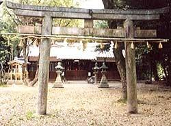 鳥居の先に灯篭、神社の本殿が写っている写真