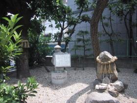 説明看板を持っている鉢かつぎ姫の形をした石像の右側に大きな岩にしめ縄が飾られ、野神さんが祀られている写真
