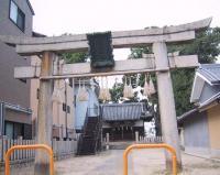 鳥居の先に社殿が見える鶯関(おうかん)神社の写真