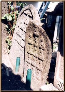舟の形をした大小2基の大念寺の十三仏板碑の写真